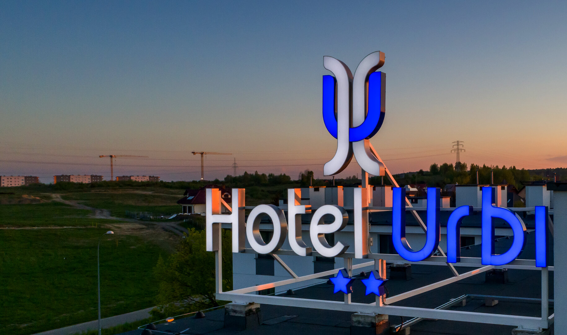 urbi-hotel-lettera-led-hotel-urbi-lettera-pubblicità-sul-tetto-illuminata-sulla-struttura